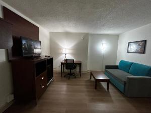 钱伯斯堡Econo Lodge Inn & Suites的带沙发和电视的客厅