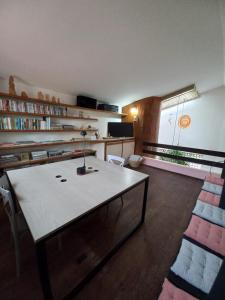 马塞约HOSTEL Recanto do Cajueiro的一间客房内配有桌椅的房间