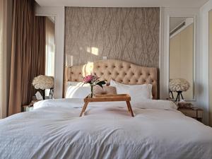 锡卜Amazing Villa in Muscat的卧室配有一张白色的床和一张桌子