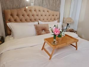 锡卜Amazing Villa in Muscat的一张桌子上花瓶的床