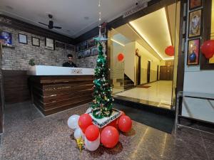 阿格拉Taj Nice Point Manage by Taj Sunrise Group的商店大厅的圣诞树
