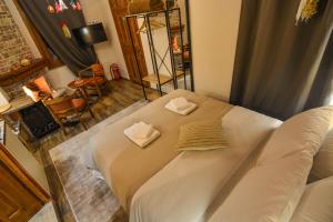 卡托卡拉库林斯Ξενώνας Ίταμος的一间卧室配有一张带两个枕头的床