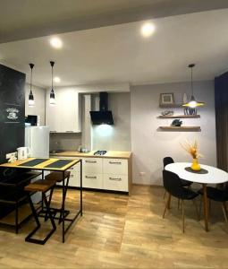 切尔尼戈夫Stylish apartment in the historic center的一间带桌椅的厨房和一间用餐室