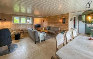 利勒哈默尔Gorgeous Home In Lillehammer With Wifi的客厅配有沙发和桌子