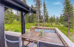 利勒哈默尔Gorgeous Home In Lillehammer With Wifi的木制甲板上配有桌椅