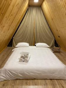 迪利然Green Villa Resort White的帐篷内的一张床位,上面有两只甜甜圈