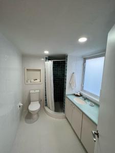 基督教堂市OceanBlue Resort的一间带卫生间、水槽和窗户的浴室