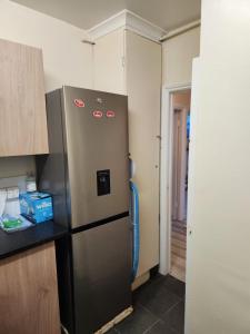 伦敦2-bedroom flat in Cutty-Sark, Greenwich !的一间厨房,里面配有不锈钢冰箱