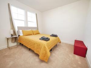 萨克拉门托Luxury 3 Bedroom House Near Sacramento Airport的一间卧室配有一张黄色床罩的床
