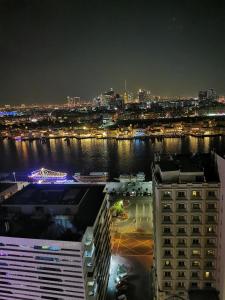 迪拜Cloud9 hostel的享有夜间水景和建筑景观