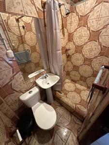 阿亚姆佩Malevo Suites - Apartments的一间带卫生间和水槽的浴室