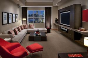 迈阿密Mandarin Oriental, Miami的带沙发和电视的客厅