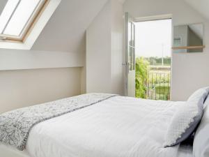拜伯里Swallows Nest的白色的卧室设有床和窗户