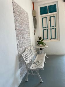 马六甲Guest House "Feel at Home" Near A Famosa Fortress & Stadhuys的带2把椅子和窗户的房间