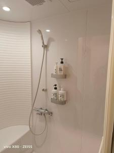 松本cafe&stay CASTANA的带淋浴和玻璃淋浴间的浴室