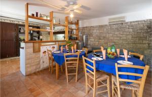 佩鲁斯基Beautiful Home In Peruski With Kitchen的一间配备有蓝色桌子和椅子的用餐室