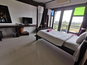甲米镇迪安达曼酒店的一间卧室设有一张床和一个大窗户