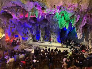 高平Yen Nhi Homestay Ban Gioc - New CS2的一群人坐在洞穴里的椅子上