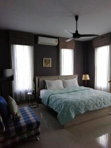 功孟海滩Klong Muang Beach Apartment的一间卧室配有一张床和吊扇