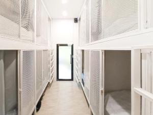 南府Paknap Hostel的牢房的走廊,有白色架子