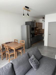 亚诺夫纳德尼索Apartman Jizerky的带沙发和桌子的客厅以及厨房。