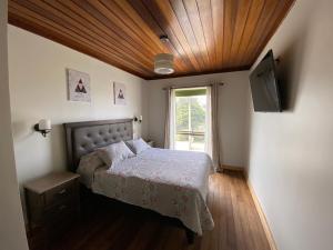 金特罗AH Rent的一间卧室配有一张床、一台电视和一个窗口