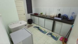 Pasir MasWK HOMESTAY PASIR MAS的一个带水槽和柜台的小厨房