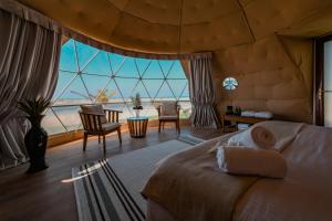 乌姆盖万Siniya Island Resorts的一间卧室配有一张床,享有海景