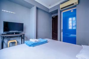 新加坡K Hotel 14的卧室配有白色的床、电视和四柱床