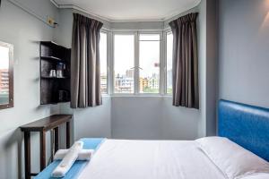 新加坡K Hotel 1515的一间卧室设有一张床和一个大窗户