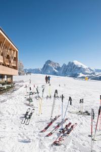 阿尔卑斯休斯山ICARO Hotel的雪地里的一组滑雪板和滑雪杆