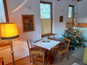 GrinsHaus Hotz Apart Talblick的一间设有桌子和圣诞树的用餐室
