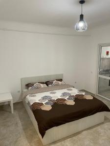 RoşuGarsoniera Tineretului的一间白色客房内的床铺卧室