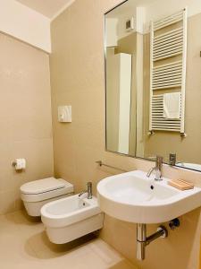 罗卡拉索Casa Montagne的一间带水槽、卫生间和镜子的浴室