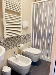罗卡拉索Casa Montagne的浴室配有卫生间、盥洗盆和淋浴。