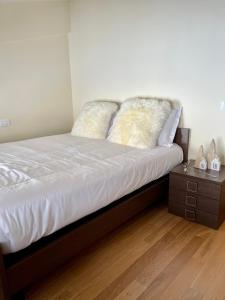 罗卡拉索Casa Montagne的一张带两个枕头和床头柜的床