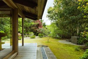 佐世保木木木木 KIGI MOKU MOKU的从房子的门廊可欣赏到花园景色