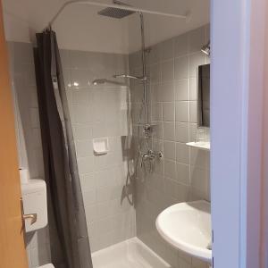 陶普利茨Haus Mundl的带淋浴和盥洗盆的浴室