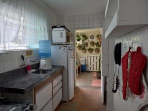 累西腓Hospedaria Residencial da Torre的厨房配有白色冰箱和水槽