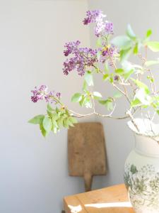 菲斯克拜克希尔Lovely, bright apartment overlooking nature的花瓶,花朵紫色,坐在桌子上