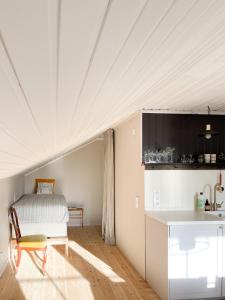 菲斯克拜克希尔Lovely, bright apartment overlooking nature的厨房设有白色的天花板和桌子