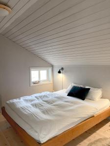 菲斯克拜克希尔Lovely, bright apartment overlooking nature的卧室设有一张白色大床和天花板