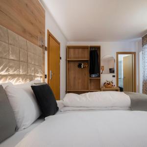 福尔加里亚伊尔玛酒店 的卧室配有白色大床和白色枕头