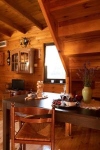 沃姆扎Janówka的小屋内的厨房配有桌椅