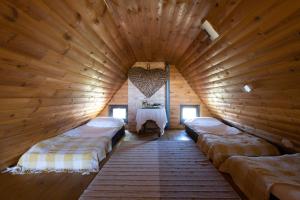 沃姆扎Janówka的木房里设有三张床的房间