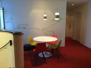 伊萨菲尔德Hotel Isafjordur - Horn的一间带桌椅的用餐室