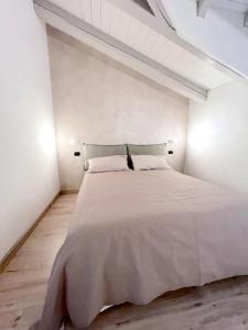 奥斯塔Grazioso appartamento Aosta的白色卧室配有一张白色的大床