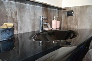 奥斯塔Grazioso appartamento Aosta的客房内的浴室设有黑色水槽