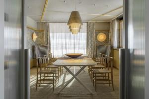 阿尔卑斯休斯山ICARO Hotel的一间带桌椅的用餐室