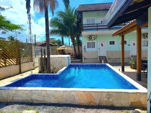 乌巴图巴雷坎托玛拉杜巴旅馆的房屋前的游泳池